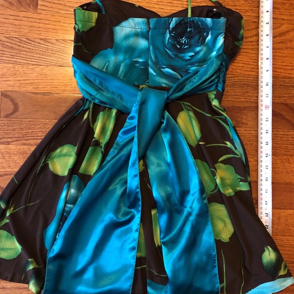 Stunning size 5 strapped dress with padded cups - Picture 5 of 7